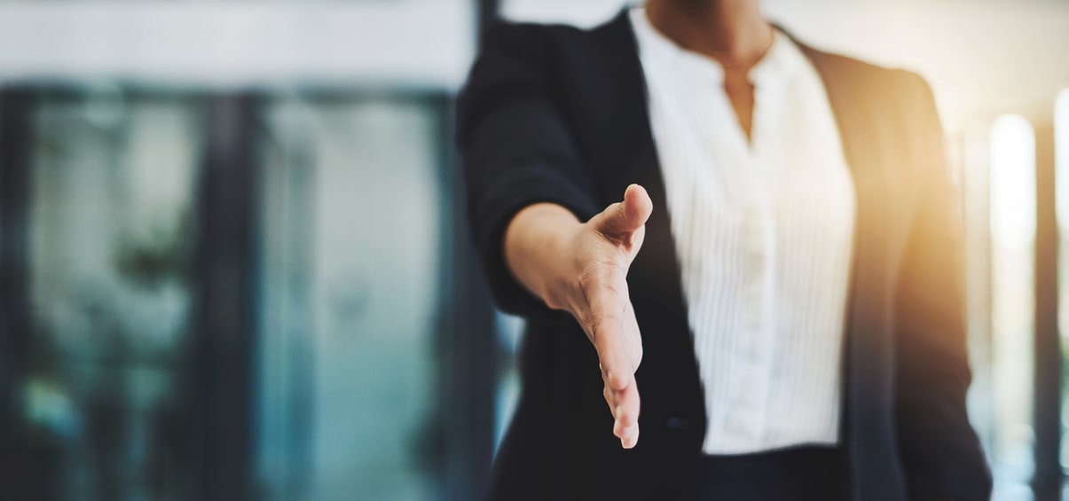 Professionnel qui tend la main dans un bureau