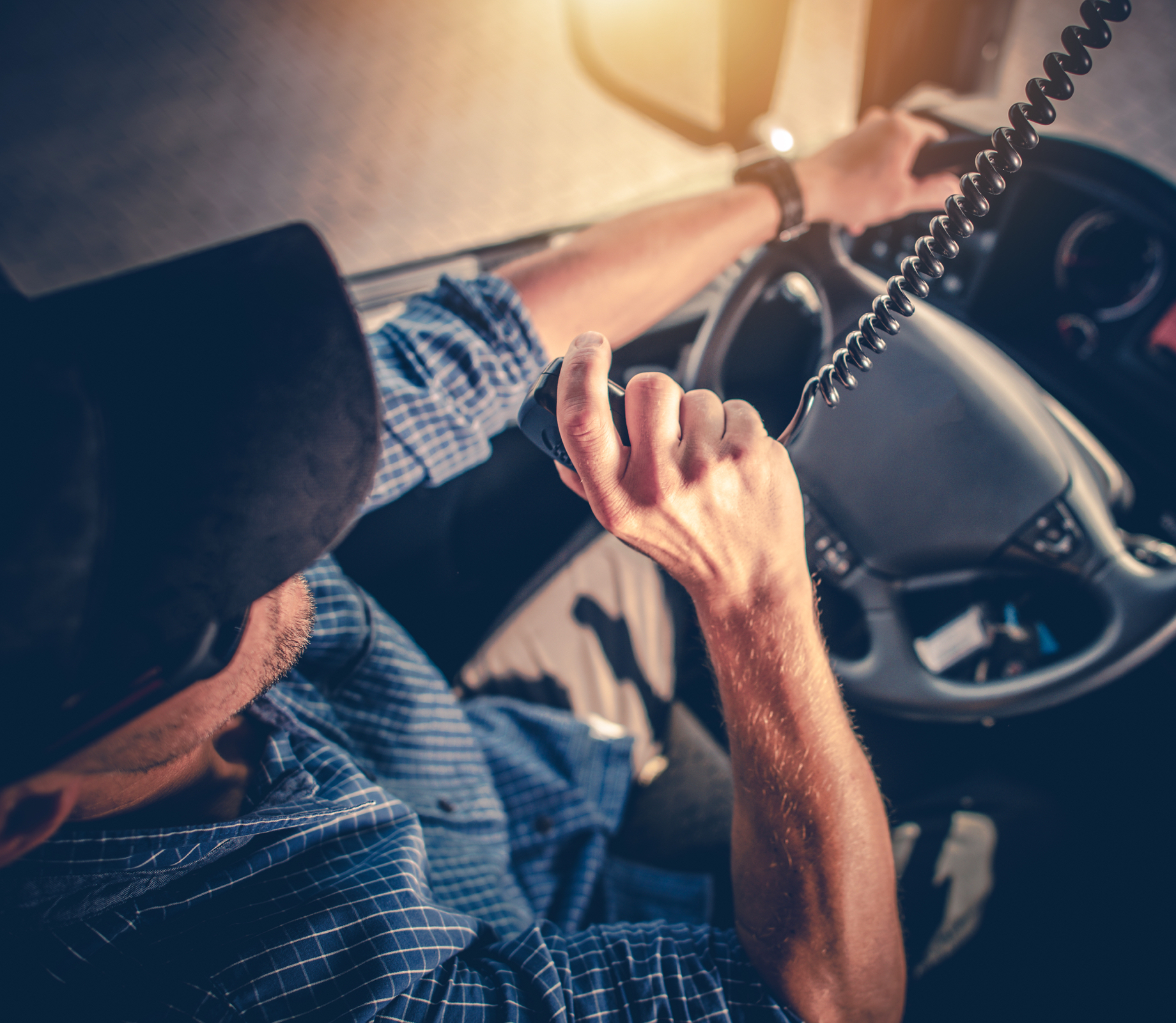 Homme dans un camion qui parle dans un microphone